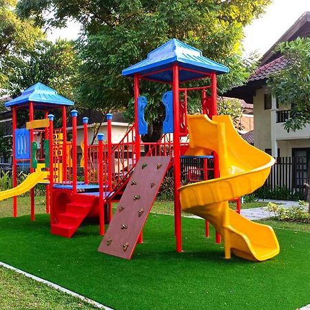 Whiz Residence Darmo Harapan Surabaya Bagian luar foto