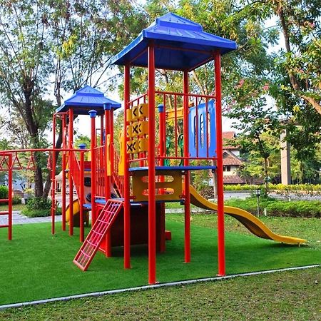 Whiz Residence Darmo Harapan Surabaya Bagian luar foto