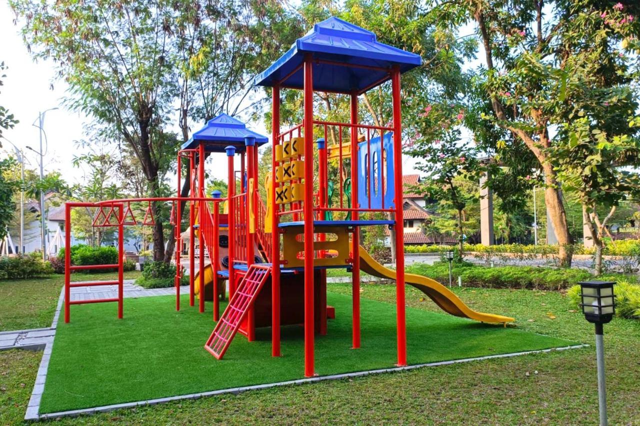 Whiz Residence Darmo Harapan Surabaya Bagian luar foto