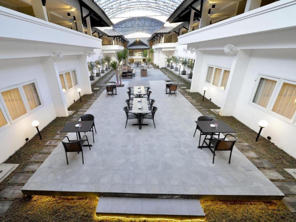 Whiz Residence Darmo Harapan Surabaya Bagian luar foto
