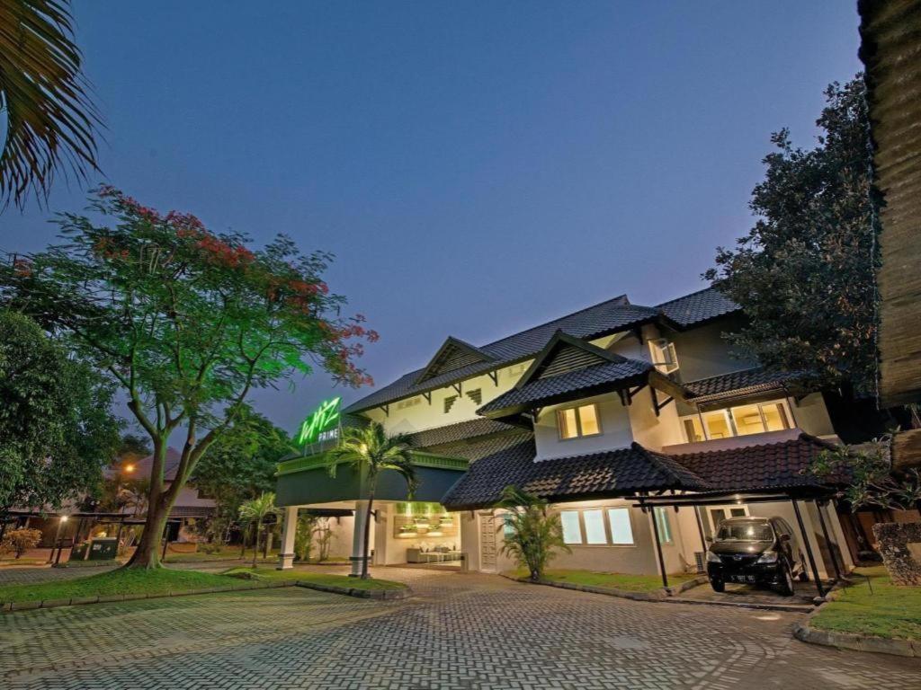 Whiz Residence Darmo Harapan Surabaya Bagian luar foto