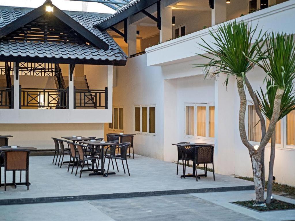 Whiz Residence Darmo Harapan Surabaya Bagian luar foto