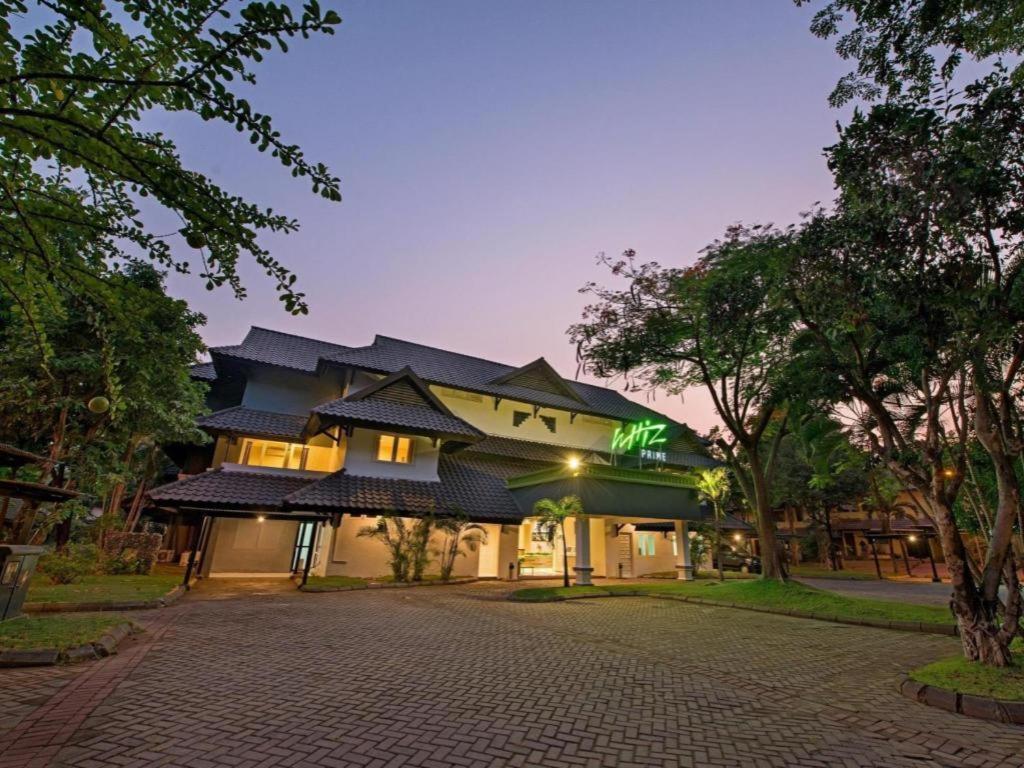 Whiz Residence Darmo Harapan Surabaya Bagian luar foto