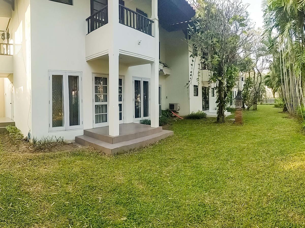 Whiz Residence Darmo Harapan Surabaya Bagian luar foto