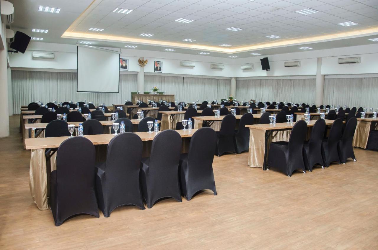 Whiz Residence Darmo Harapan Surabaya Bagian luar foto